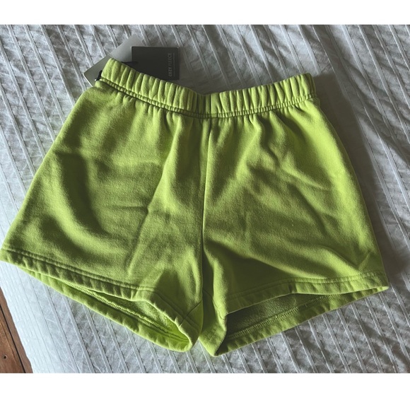 NEW WITH TAGS - Aritzia TNA Cozy Fleece Perfect High-Rise 3” Sweatshort Shorts - Picture 1 of 5